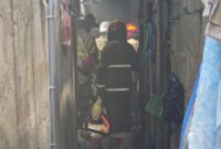 Lokasi yang sempit dan jauh dari jalan utama smepat menyulitkan petugas melakukan pemadaman. (Foto: Dok Command Center 112)
