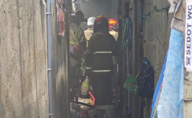 Lokasi yang sempit dan jauh dari jalan utama smepat menyulitkan petugas melakukan pemadaman. (Foto: Dok Command Center 112)