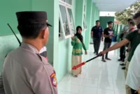Polisi melakukan olah TKP di MTsN 1 Lumajang untuk mengungkap kasus peluru nyasar yang melukai seorang siswa. (Foto: dok Polsek Lumajang Kota)