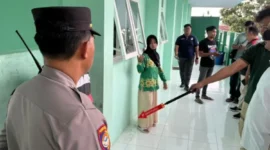 Polisi melakukan olah TKP di MTsN 1 Lumajang untuk mengungkap kasus peluru nyasar yang melukai seorang siswa. (Foto: dok Polsek Lumajang Kota)