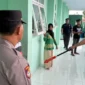 Polisi melakukan olah TKP di MTsN 1 Lumajang untuk mengungkap kasus peluru nyasar yang melukai seorang siswa. (Foto: dok Polsek Lumajang Kota)