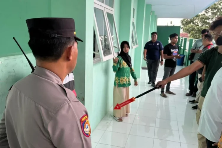 Polisi melakukan olah TKP di MTsN 1 Lumajang untuk mengungkap kasus peluru nyasar yang melukai seorang siswa. (Foto: dok Polsek Lumajang Kota)