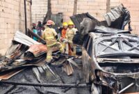 Petugas melakukan pembasahan dilokasi kebakaran yang menghanguskan dua rumah di Asemrowo. (Foto: dok Command Center 112)