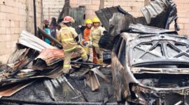 Petugas melakukan pembasahan dilokasi kebakaran yang menghanguskan dua rumah di Asemrowo. (Foto: dok Command Center 112)