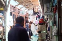 Petugas harus berjibaku dengan kondisi gang sempit untuk memadamkan api. (Foto: dok Command Center 112)