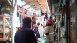 Petugas harus berjibaku dengan kondisi gang sempit untuk memadamkan api. (Foto: dok Command Center 112)
