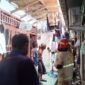 Petugas harus berjibaku dengan kondisi gang sempit untuk memadamkan api. (Foto: dok Command Center 112)