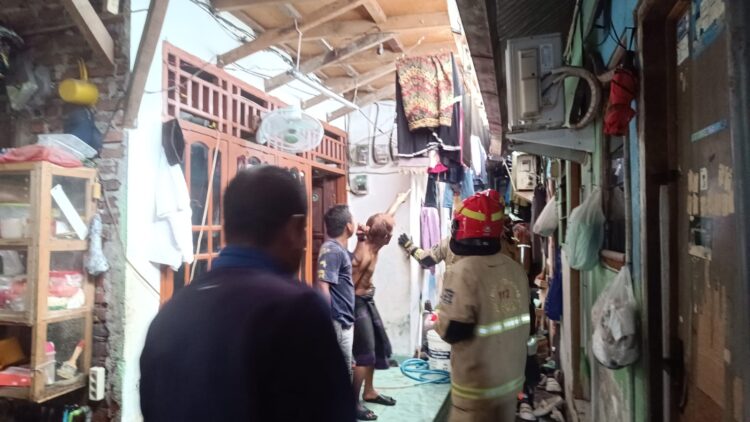 Petugas harus berjibaku dengan kondisi gang sempit untuk memadamkan api. (Foto: dok Command Center 112)