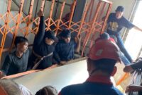 Evakuasi dramatis terhadap 6 pekerja yang terjepit teralis di lantai 3. (Foto: dok CC112)