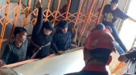 Evakuasi dramatis terhadap 6 pekerja yang terjepit teralis di lantai 3. (Foto:  dok CC112)