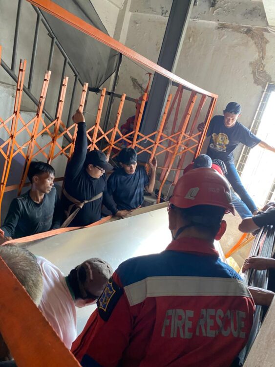 Evakuasi dramatis terhadap 6 pekerja yang terjepit teralis di lantai 3. (Foto:  dok CC112)