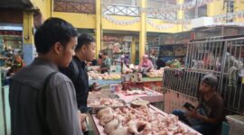 Tim monitoring RPH melakukan sidak ke pasar tradisiomal untuk memantau harga daging jelang ramadan. (Foto: dok RPH/Istimewa)