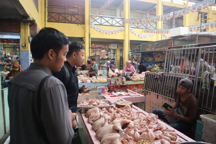Tim monitoring RPH melakukan sidak ke pasar tradisiomal untuk memantau harga daging jelang ramadan. (Foto: dok RPH/Istimewa)