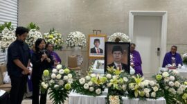 Misa tutup peti di rumah duka Grand Heaven sebelum Upacara Penghormatan terakhir di DPRD Surabaya. (Foto: Istimewa)