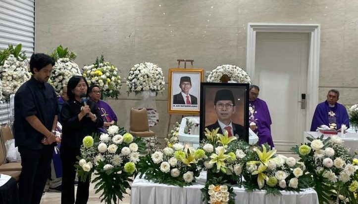 Misa tutup peti di rumah duka Grand Heaven sebelum Upacara Penghormatan terakhir di DPRD Surabaya. (Foto: Istimewa)