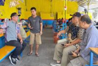 Camat M Januar Rizal berdialog dengan pemilik warkop, mengimbau agar pengunjung tidak memarkir kendaraannya diatas pedestrian. (Foto: Istimewa)