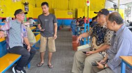 Camat M Januar Rizal berdialog dengan pemilik warkop, mengimbau agar pengunjung tidak memarkir kendaraannya diatas pedestrian. (Foto: Istimewa)