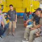 Camat M Januar Rizal berdialog dengan pemilik warkop, mengimbau agar pengunjung tidak memarkir kendaraannya diatas pedestrian. (Foto: Istimewa)