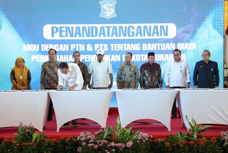Penandatanganan MoU Beasiswa dengan PT dan PTS/Dok.Diskominfo Surabaya
