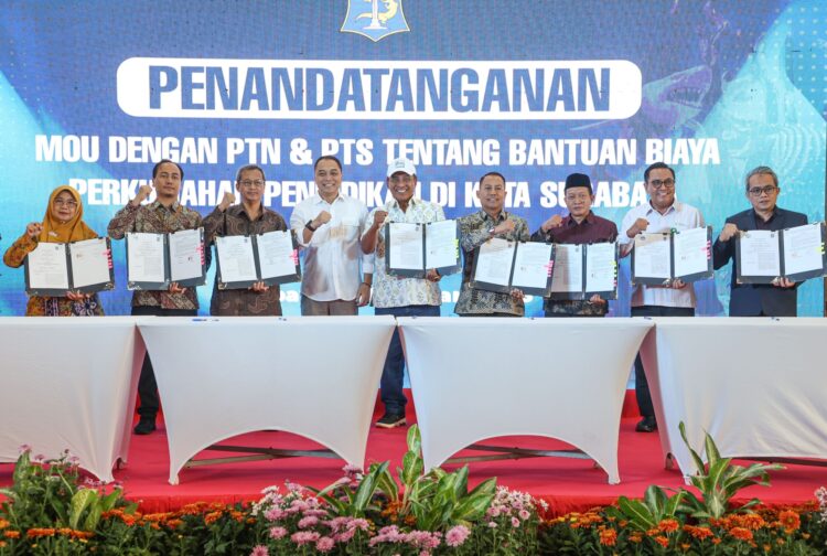 Penandatanganan MoU Beasiswa dengan PT dan PTS/Dok.Diskominfo Surabaya