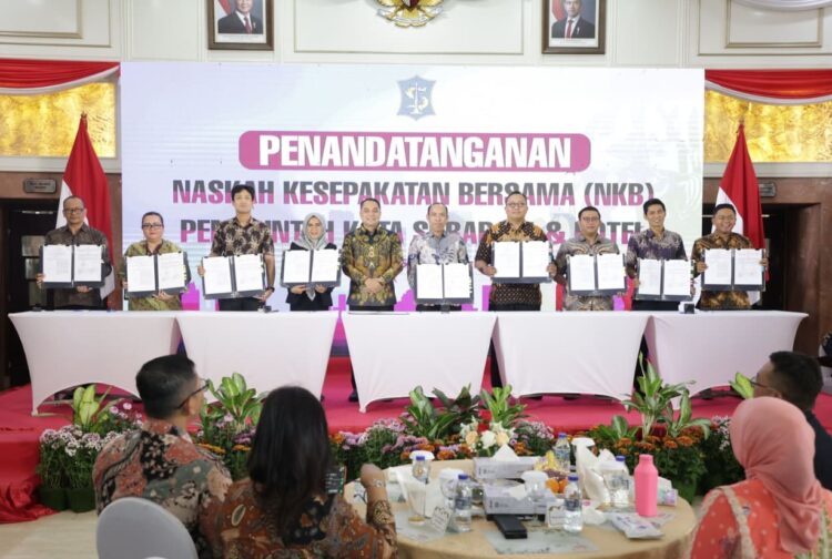 Penandatangan NKB dengan 38 hotel di Lobby Balai Kota Surabaya, Jumat (6/2/2026).