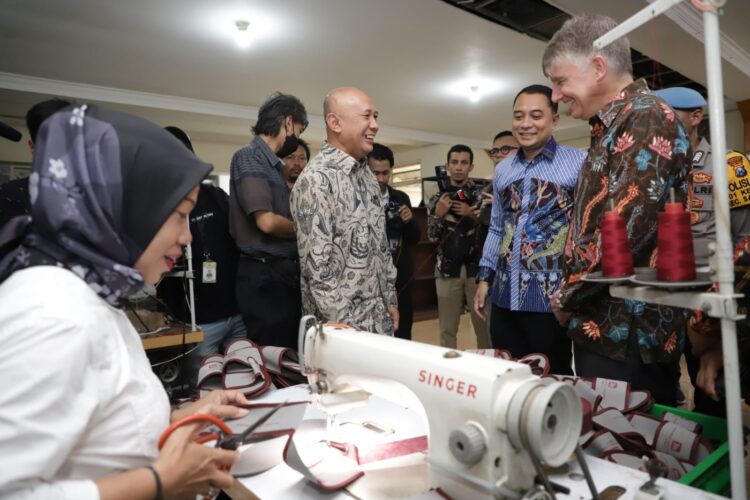dok. UMKM produksi sandal Hotel di Kota Surabaya (Pemkot Surabaya)