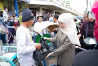 Jelang ramadan, Gubernur Khofigah membagikan sembako pada warga disekitar Masjid Agung Al Akbar Surabaya. (Foto : dok Humas Pemprov Jatim)