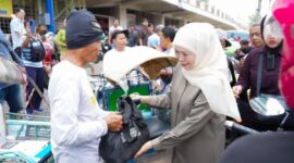 Jelang ramadan, Gubernur Khofigah membagikan sembako pada warga disekitar Masjid Agung Al Akbar Surabaya. (Foto : dok Humas Pemprov Jatim)