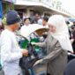 Jelang ramadan, Gubernur Khofigah membagikan sembako pada warga disekitar Masjid Agung Al Akbar Surabaya. (Foto : dok Humas Pemprov Jatim)