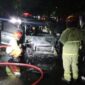 Petugas melakukan pembasahan usai memadamkan api yang membakar mobil yang ditumpangi satu keluarga. (Foto: dok Command Center 112)