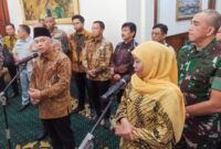 Menteri Perhubungan Dudy Purwagandhi memberikan keterangan usia membahas skema mudik dan angkutan lebaran 2026 bersama Gubernur Khofifah di Gedung Grhadi, Jumat (20/2).