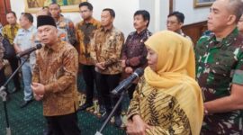 Menteri Perhubungan Dudy Purwagandhi memberikan keterangan usia membahas skema mudik dan angkutan lebaran 2026 bersama Gubernur Khofifah di Gedung Grhadi, Jumat (20/2). 
