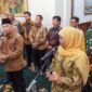 Menteri Perhubungan Dudy Purwagandhi memberikan keterangan usia membahas skema mudik dan angkutan lebaran 2026 bersama Gubernur Khofifah di Gedung Grhadi, Jumat (20/2). 
