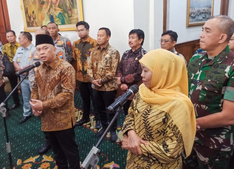 Menteri Perhubungan Dudy Purwagandhi memberikan keterangan usia membahas skema mudik dan angkutan lebaran 2026 bersama Gubernur Khofifah di Gedung Grhadi, Jumat (20/2). 