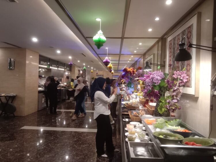 Suasana dan menu-menu yang berjejer di lantai 2 Hotel Santika Primier Surabaya/dok.bicarasurabaya.com