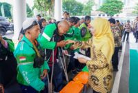 Gubernur Khofifah berbagi dengan Ojek Online (ojol) dalam syukuran setahun pimpin Jatim. (Foto : dok humas Pemprov Jatim)