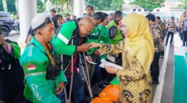 Gubernur Khofifah berbagi dengan Ojek Online (ojol) dalam syukuran setahun pimpin Jatim. (Foto : dok humas Pemprov Jatim)