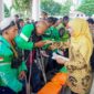 Gubernur Khofifah berbagi dengan Ojek Online (ojol) dalam syukuran setahun pimpin Jatim. (Foto : dok humas Pemprov Jatim)