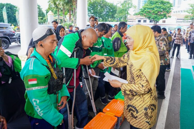 Gubernur Khofifah berbagi dengan Ojek Online (ojol) dalam syukuran setahun pimpin Jatim. (Foto : dok humas Pemprov Jatim)