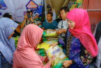 Gubernur Khofifah saat menghadiri pasar murah/dok.bicarasurabaya.com