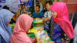 Gubernur Khofifah saat menghadiri pasar murah/dok.bicarasurabaya.com