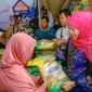 Gubernur Khofifah saat menghadiri pasar murah/dok.bicarasurabaya.com