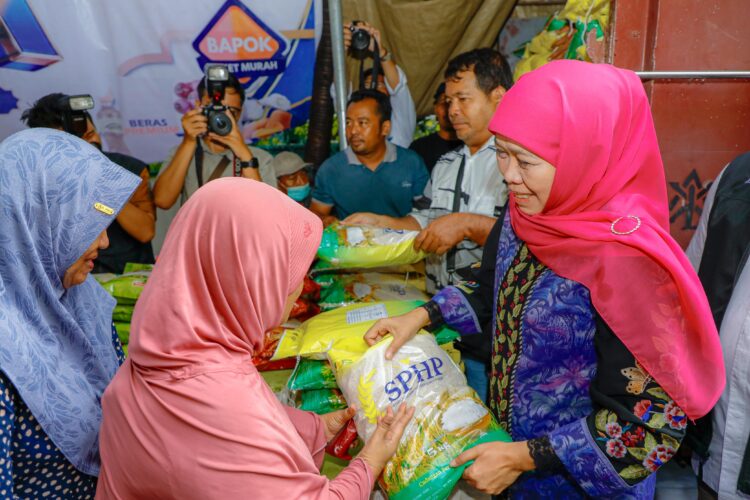 Gubernur Khofifah saat menghadiri pasar murah/dok.bicarasurabaya.com
