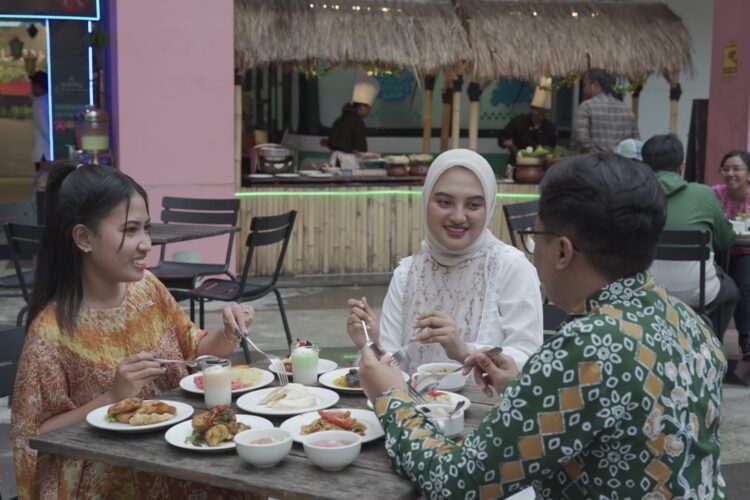 Para pengunjung saat menikmati berbagai menu di ARTOTEL TS Suites Surabaya/dok.bicarasurabaya.com