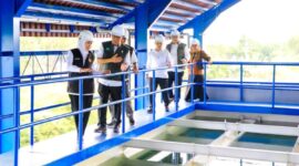 Gubernur Khofifah meninjau pengolahan air SPAM Mojolagres usai meresmikannya. (Foto: dok humas Pemprov Jatim)