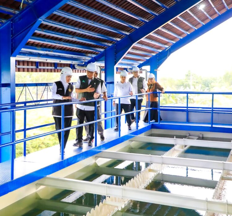 Gubernur Khofifah meninjau pengolahan air SPAM Mojolagres usai meresmikannya. (Foto: dok humas Pemprov Jatim)