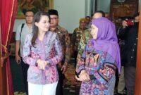 Gubernur Maluku Utara Sherly Tjoanda Laos berbincang dengan Gubernur Khofifah membahas kerjasama dua provinsi di Gedung Grahadi, Jumat (26/2). (Foto: Istimewa)