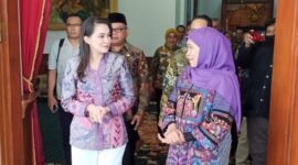 Gubernur Maluku Utara Sherly Tjoanda Laos berbincang dengan Gubernur Khofifah membahas kerjasama dua provinsi di Gedung Grahadi, Jumat (26/2). (Foto: Istimewa)
