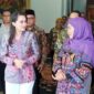 Gubernur Maluku Utara Sherly Tjoanda Laos berbincang dengan Gubernur Khofifah membahas kerjasama dua provinsi di Gedung Grahadi, Jumat (26/2). (Foto: Istimewa)