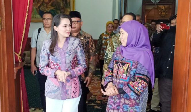 Gubernur Maluku Utara Sherly Tjoanda Laos berbincang dengan Gubernur Khofifah membahas kerjasama dua provinsi di Gedung Grahadi, Jumat (26/2). (Foto: Istimewa)